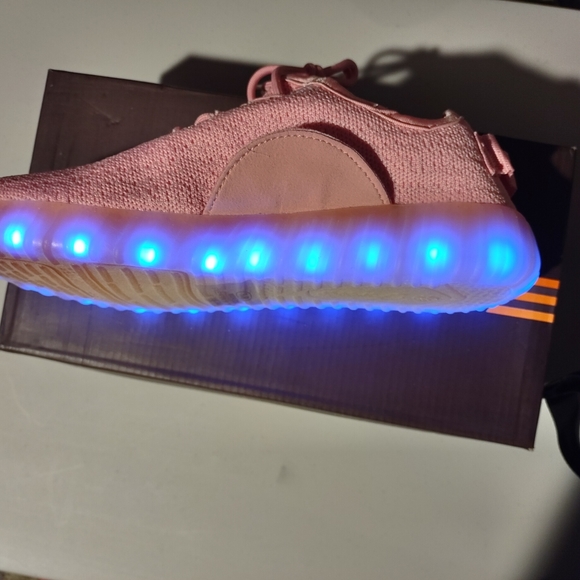 ✨🩷🩷PINK LIGHT-UP SNEAKERS-NEW - Picture 5 of 13